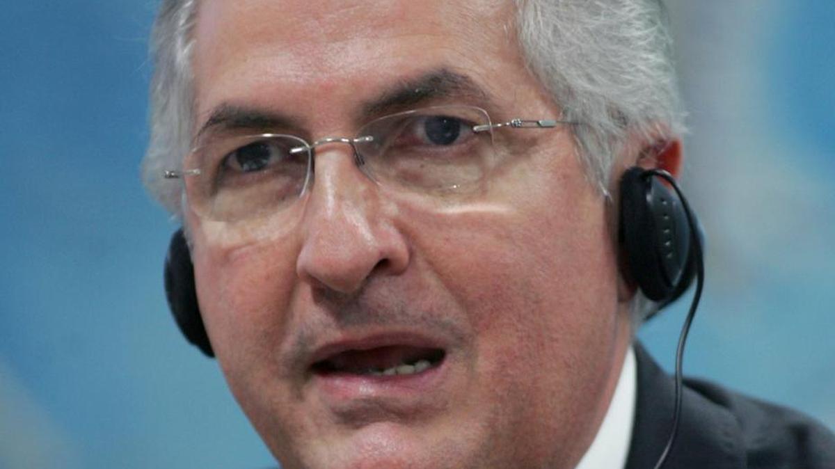 El opositor venezolano Antonio Ledezma fue detenido en medio de la noche en su casa por agentes de seguridad, el 1 de agosto.