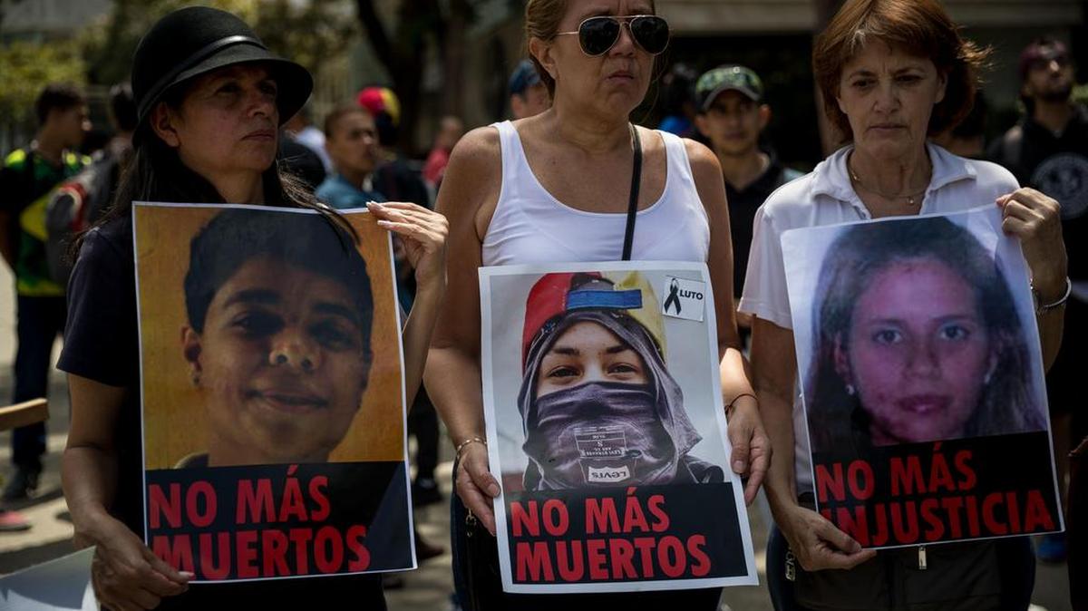 Un grupo de personas participa en una manifestación el 12 de febrero de 2018 en conmemoración a los jóvenes muertos durante las protestas de los años 2014 y 2017, en el Cementerio del Este, en Caracas, Venezuela.