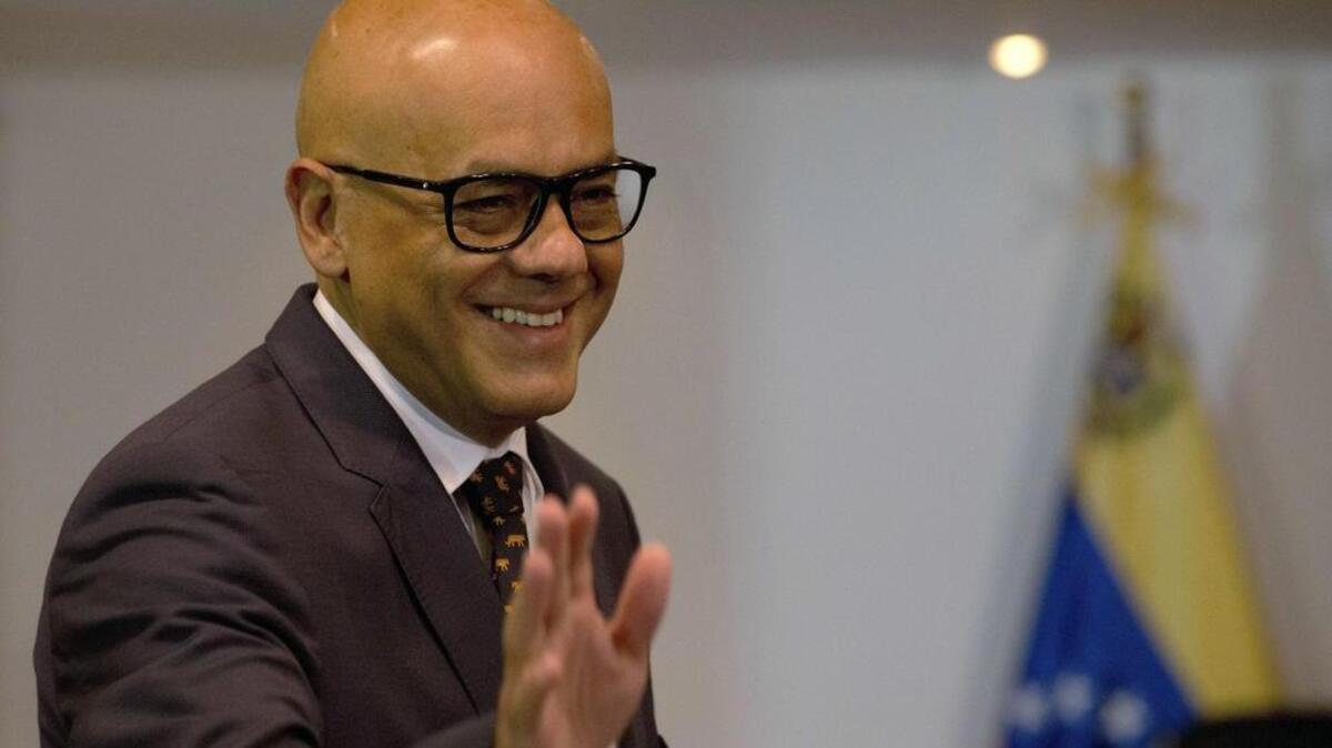 El ministro de Comunicaciones, Jorge Rodríguez, saluda a su llegada al Consejo Nacional Electoral venezolano, en Caracas, el 1 de marzo de 2018.