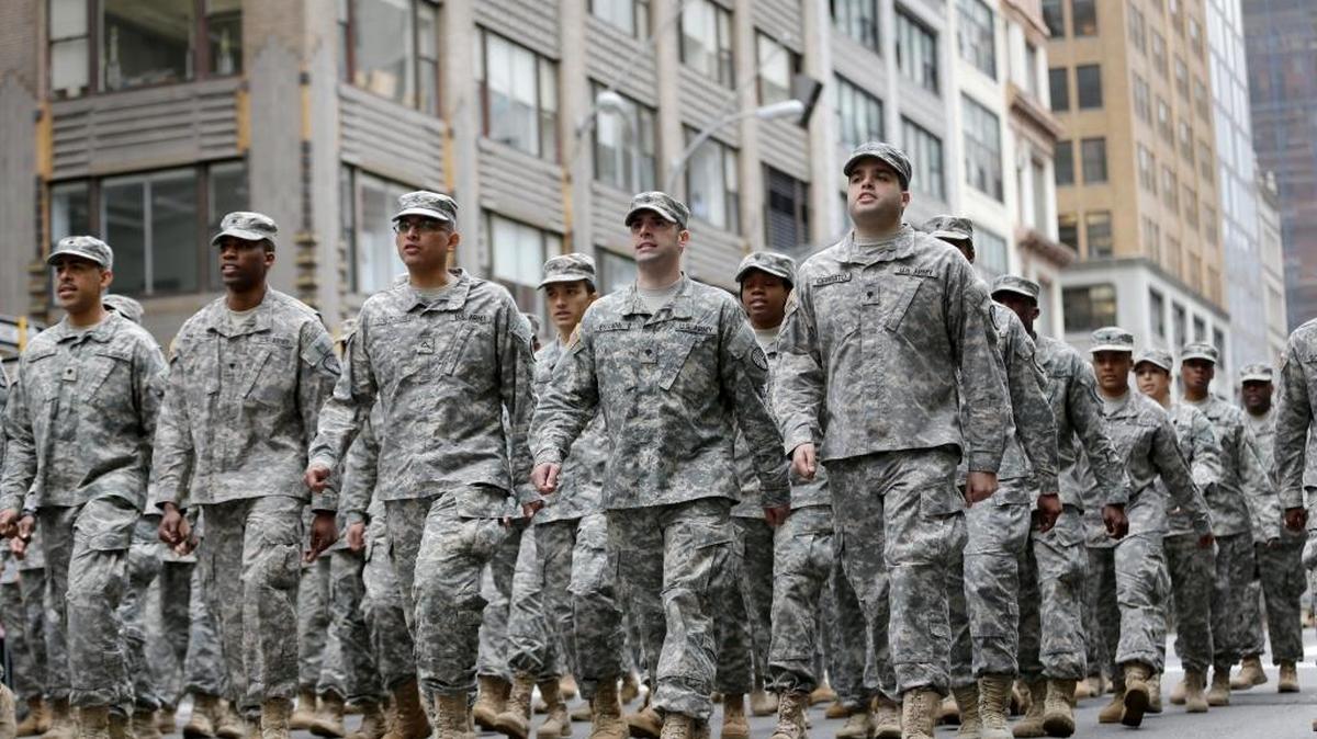 Soldados del Ejército de EEUU marchan en el desfile anual del Día del Veterano en Nueva York, este miércoles.