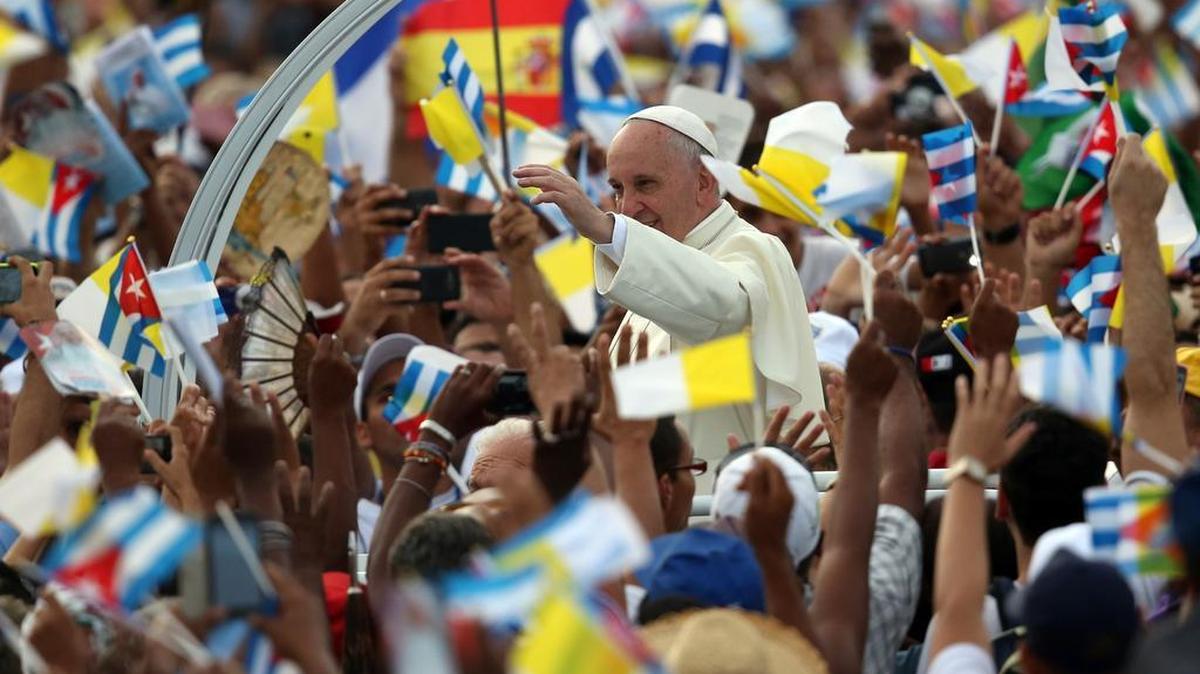 
Una multitud recibe al papa Francisco en la Plaza de la Revolución, en La Habana, el 20 de septiembre.
