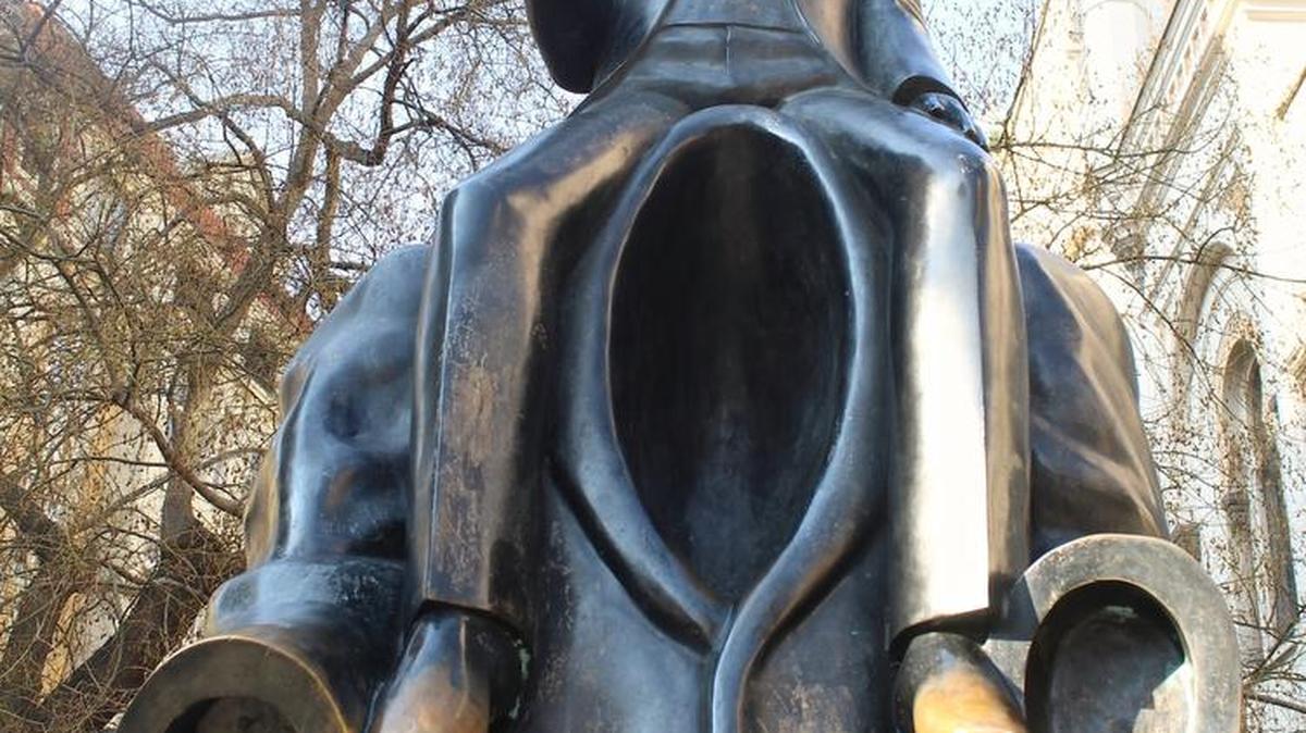 Estatua del escritor Franz Kafka en el antiguo barrio judío de Praga.