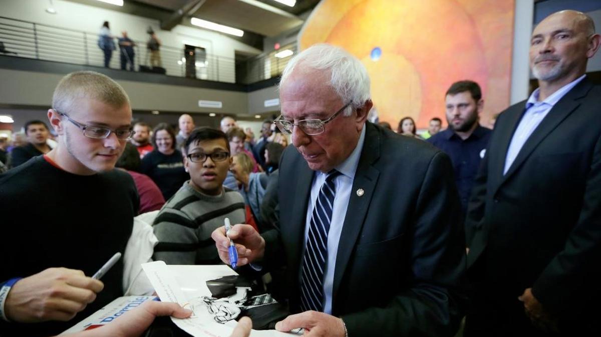 El candidato presidencial demócrata Bernie Sanders, senador por Vermont, firma autógrafos tras una reunión en la Universidad William Penn, en Oskaloosa, Iowa, el lunes pasado.