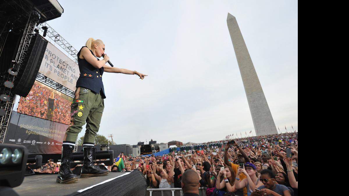 
La cantante y compositora Gwen Stefani interpreta su música en una concentración en Washington el pasado 18 de abril, para exigir el fin de la pobreza extrema y una solución al cambio climático.
