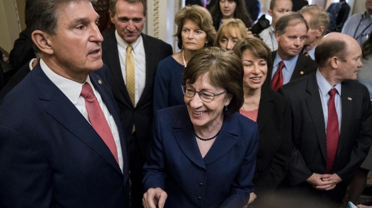 Los senadores Joe Manchin (demócrata por Virginia Occidental) y Susan Collins (republicano por Maine), junto a senadores de ambos partidos, hablan con la prensa el 22 de enero después que el Senado aprobó una resolución continua para que el gobierno federal siga funcionando temporalmente.