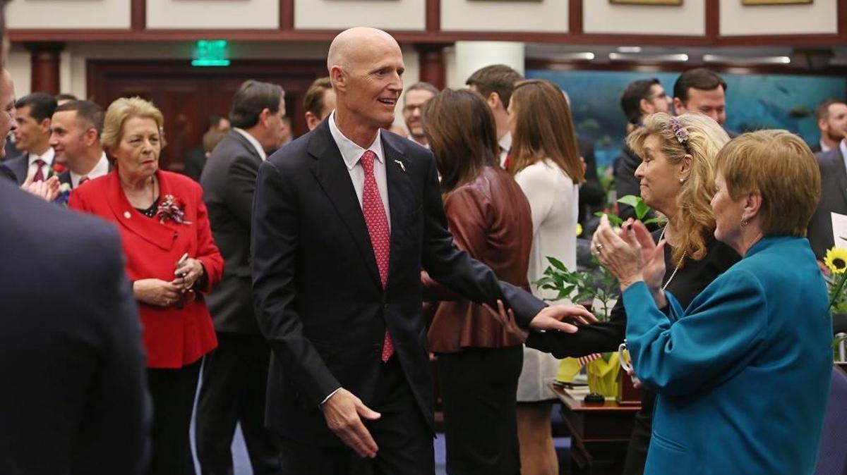 El gobernador de la Florida, Rick Scott (centro), saluda a miembros de la Legislatura antes de dar su discurso del Estado del Estado, en Tallahassee, el martes 12.