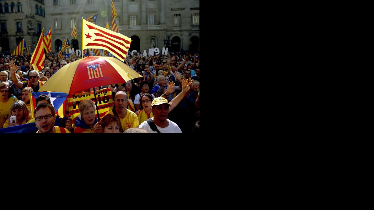 
Numerosos independentistas se concentran en la plaza de Sant Jaume de Barcelona, durante la firma del decreto de convocatoria de la consulta por la soberanía de Cataluña el sábado pasado.
