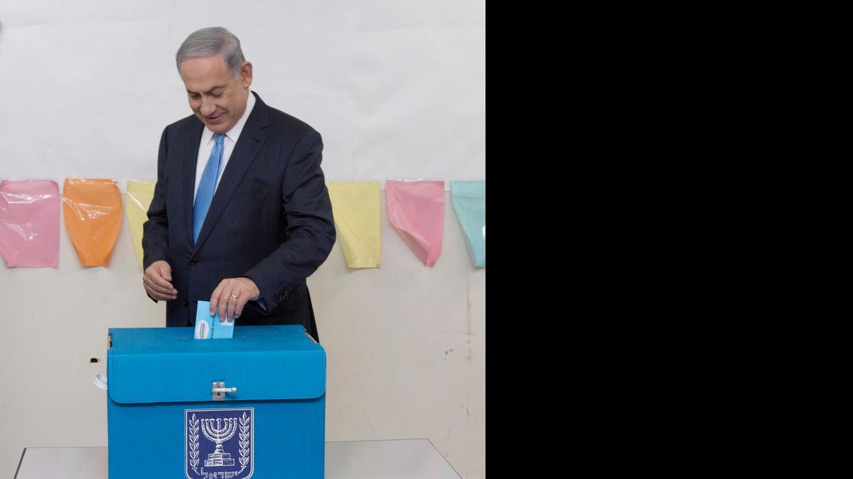 
El primer ministro de Israel, Benjamín Netanyahu, vota en las elecciones parlamentarias del pasado 17 de marzo en Jerusalén.
