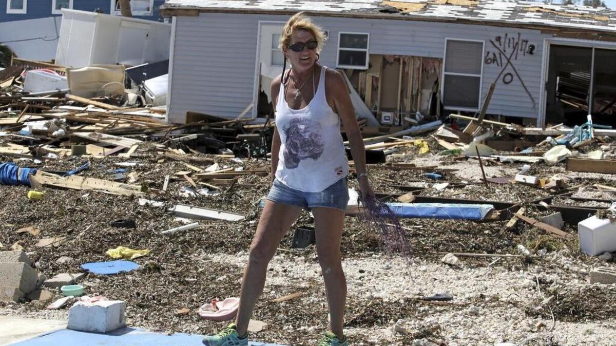 Patty Purdo observa los daños en un parque de casas móviles en los Cayos de la Florida, después del azote del huracán Irma.