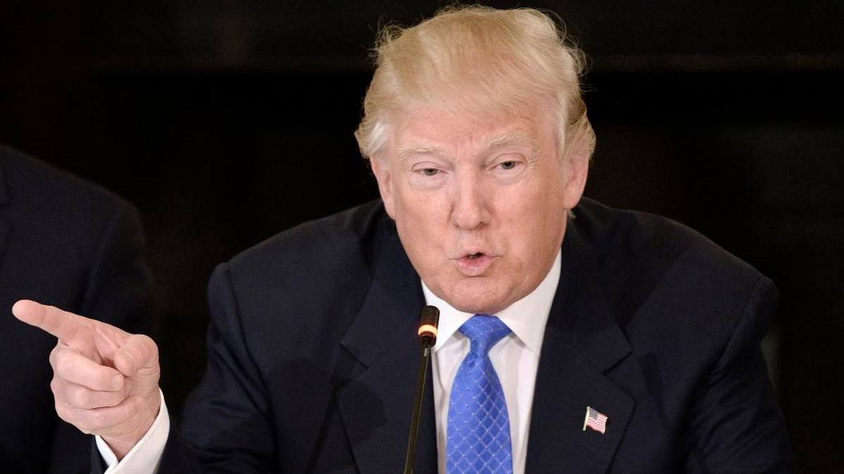 El presidente Donald Trump habla en una reunión con ejecutivos de la industria manufacturera en State Dining Room de la Casa Blanca en Washington, D.C., el 23 de febrero.