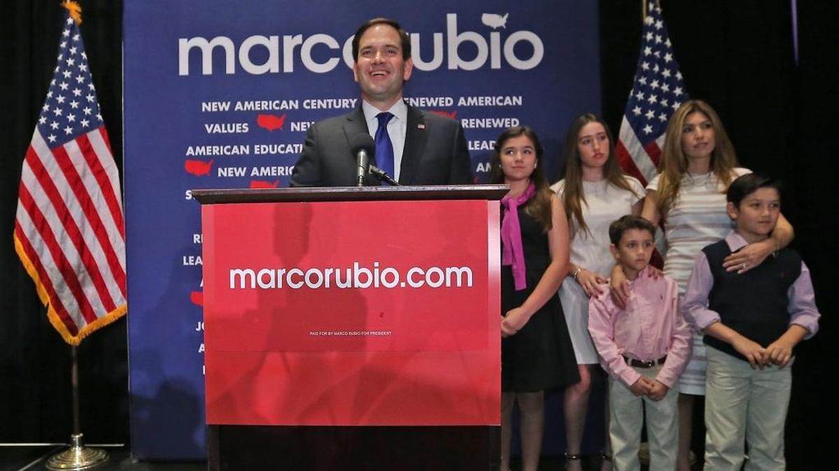 Marco Rubio se despide de sus simpatizantes luego de anunciar que se retira de la campaña presidencial como precandidato republicano, en la Universidad Internacional de la Florida, el 15 de marzo.