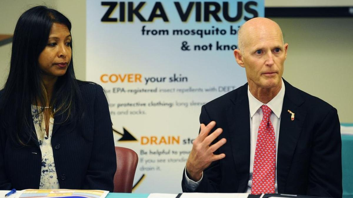 El gobernador de la Florida, Rick Scott, y la doctora Celeste Philip, directora de Salud del estado, hablan a funcionarios locales sobre cómo combatir la propagación del virus del zika, el 9 de junio en el Departamento de Salud de Miami-Dade.