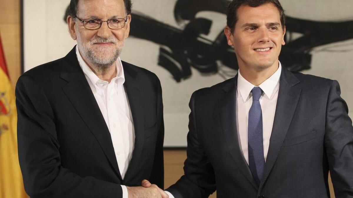El presidente del gobierno en funciones de España y del PP, Mariano Rajoy (izq.), saluda al líder de Ciudadanos, Albert Rivera, momentos antes de la reunión que mantuvieron el miércoles en el Congreso.