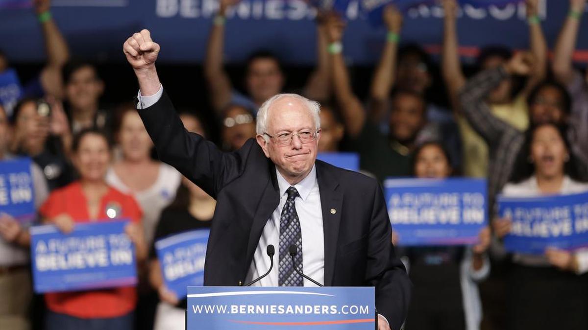 El candidato demócrata Bernie Sanders, senador por Vermont, saluda a sus partidarios en una concentración realizada en Miami el 8 de marzo.