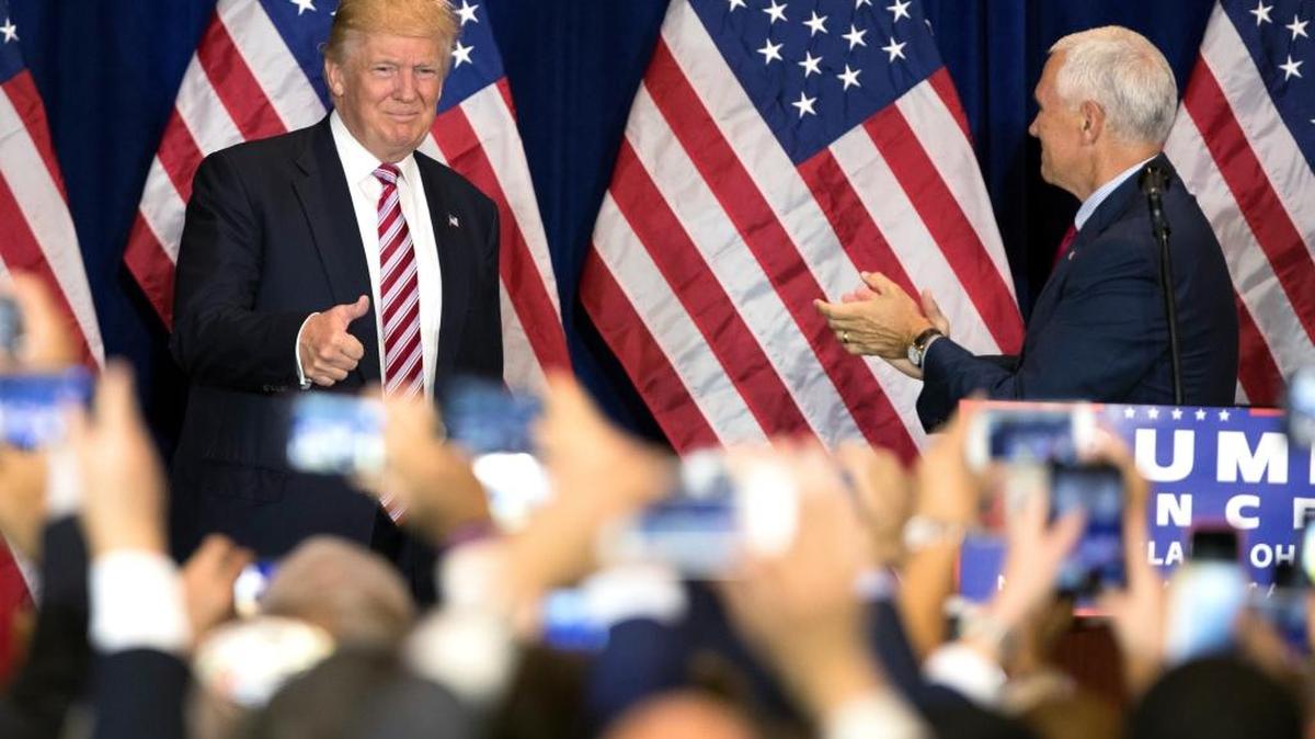 El candidato presidencial republicano Donald Trump y su compañero de campaña para la vicepresidencia, el gobernador de Indiana, Mike Pence (der.), en la Convención Republicana en Cleveland.