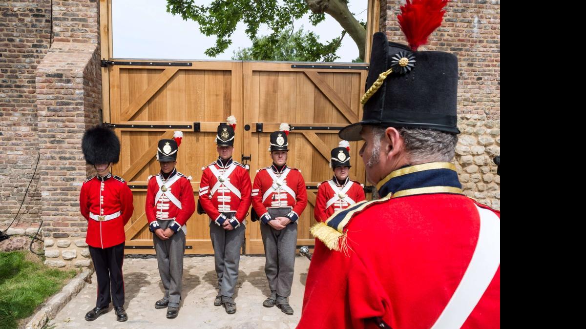 
Soldados vestidos con el uniforme inglés del siglo XIX participan en una ceremonia en la granja de Hougoumont, donde los aliados detuvieron el avance de los franceses en la batalla de Waterloo.

