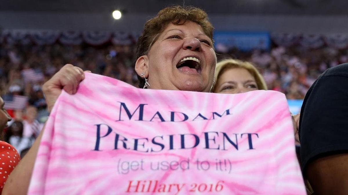 Una simpatizante demócrata participa el 29 de julio en un acto de campaña con Hillary Clinton y Tim Kaine en la Universidad Temple, en Filadelfia.
