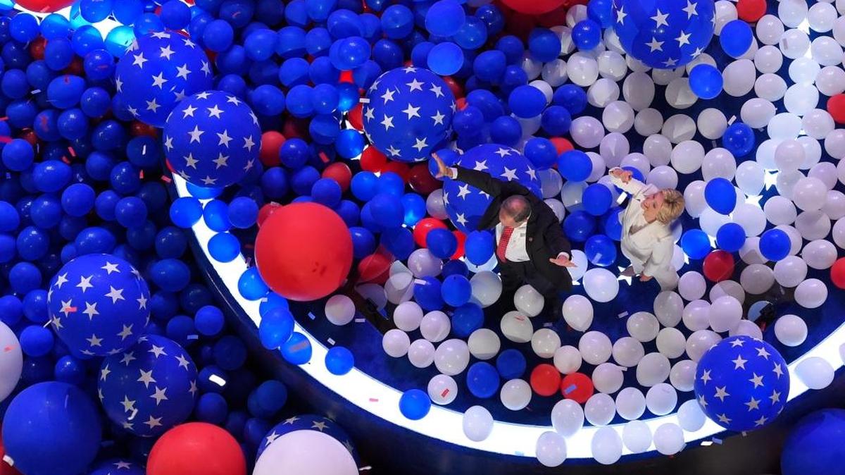 La candidata presidencial Hillary Clinton, y su compañero de fórmula, Tim Kaine, al final de la convención.