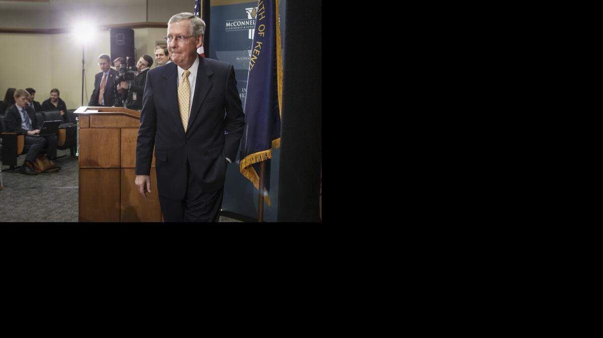 
El líder republicano del Senado Mitch McConnell sale de una conferencia de prensa en el Capitolio de Washington tras la victoria electoral de su partido.
