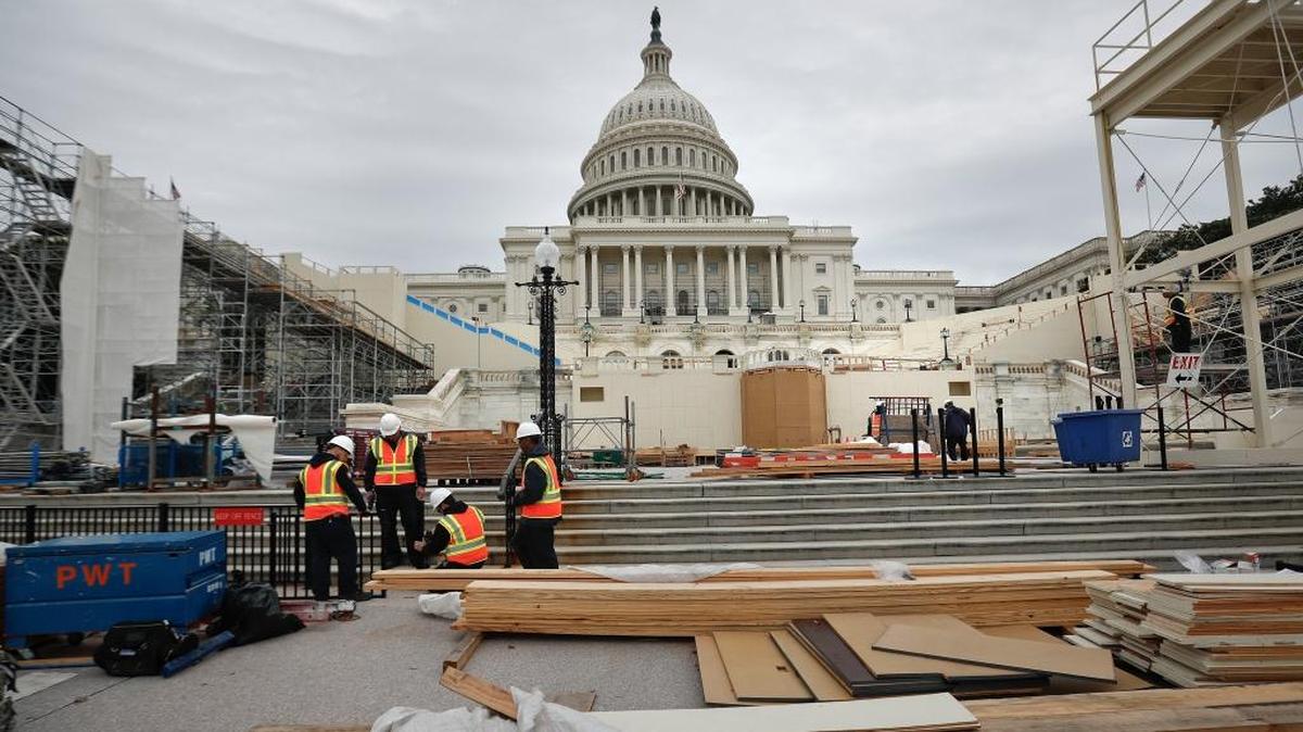 Los preparativos continúan para la toma de posesión del presidente electo Donald Trump el 20 de enero, en la escalinata del Capitolio en Washington.