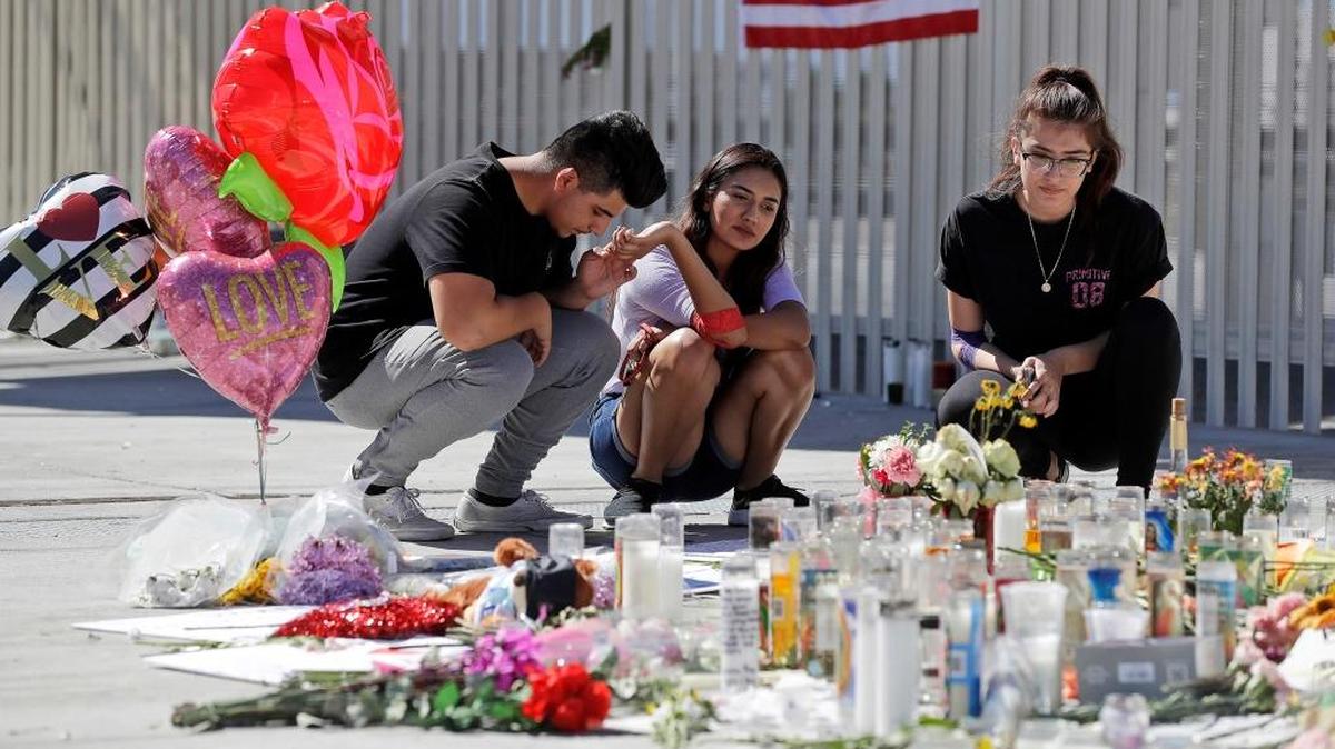 Residentes de Las Vegas rinden tributo a las víctimas de la masacre que tuvo lugar en esa ciudad de Nevada el 1 de octubre. Teorías conspirativas que circulan en Internet niegan matanzas terribles que han ocurrido en Estados Unidos.