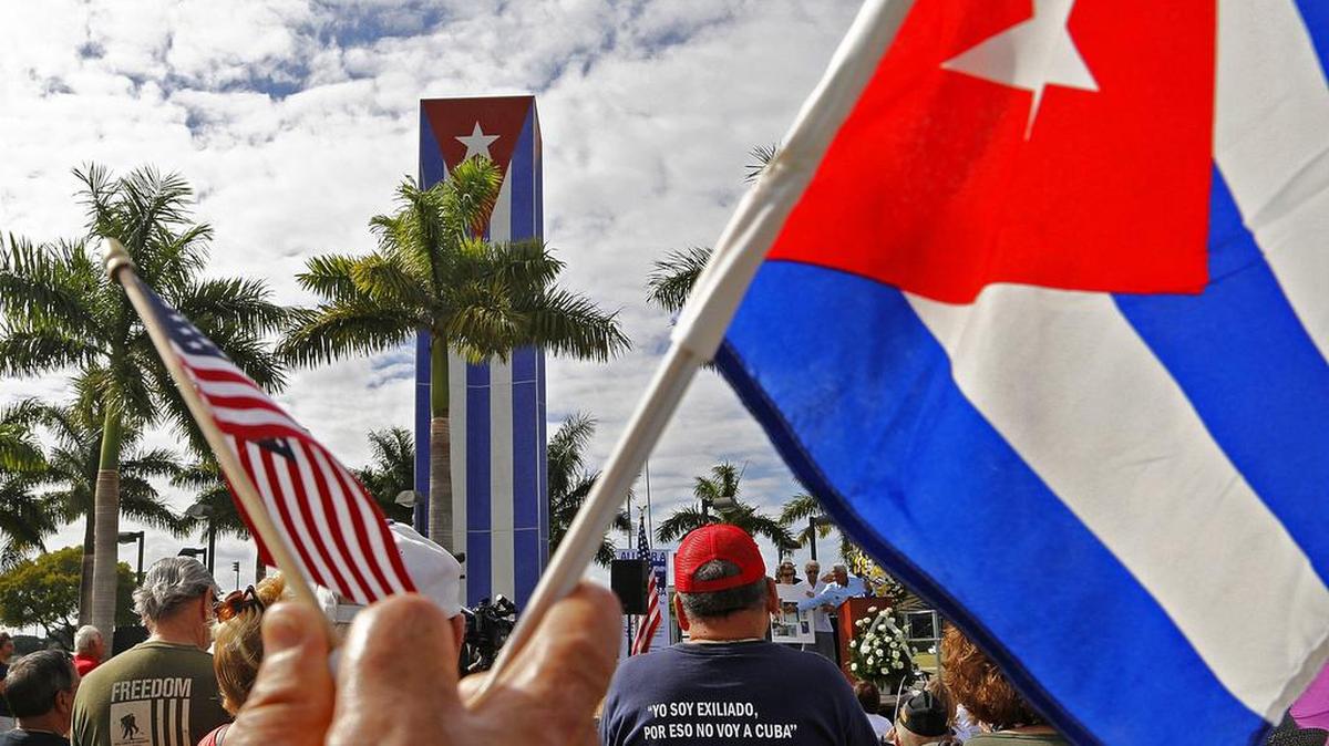 Exiliados cubanos se reúnen en diciembre del 2016 en el Memorial Cubano, en Tamiami Park, para rendir tributo a las víctimas del castrismo.