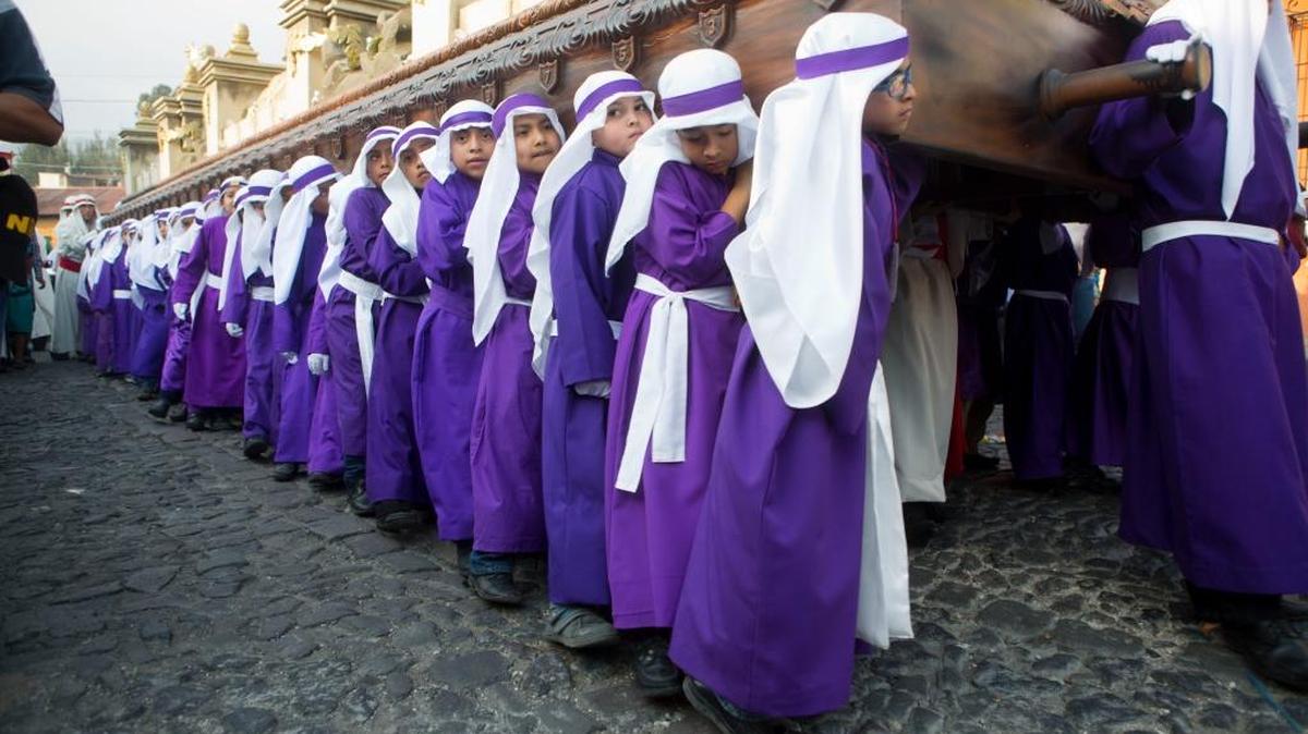 Niños cargan una plataforma que lleva la imagen de Jesús en una procesión, durante la Semana Santa, en Guatemala, en abril del 2015.