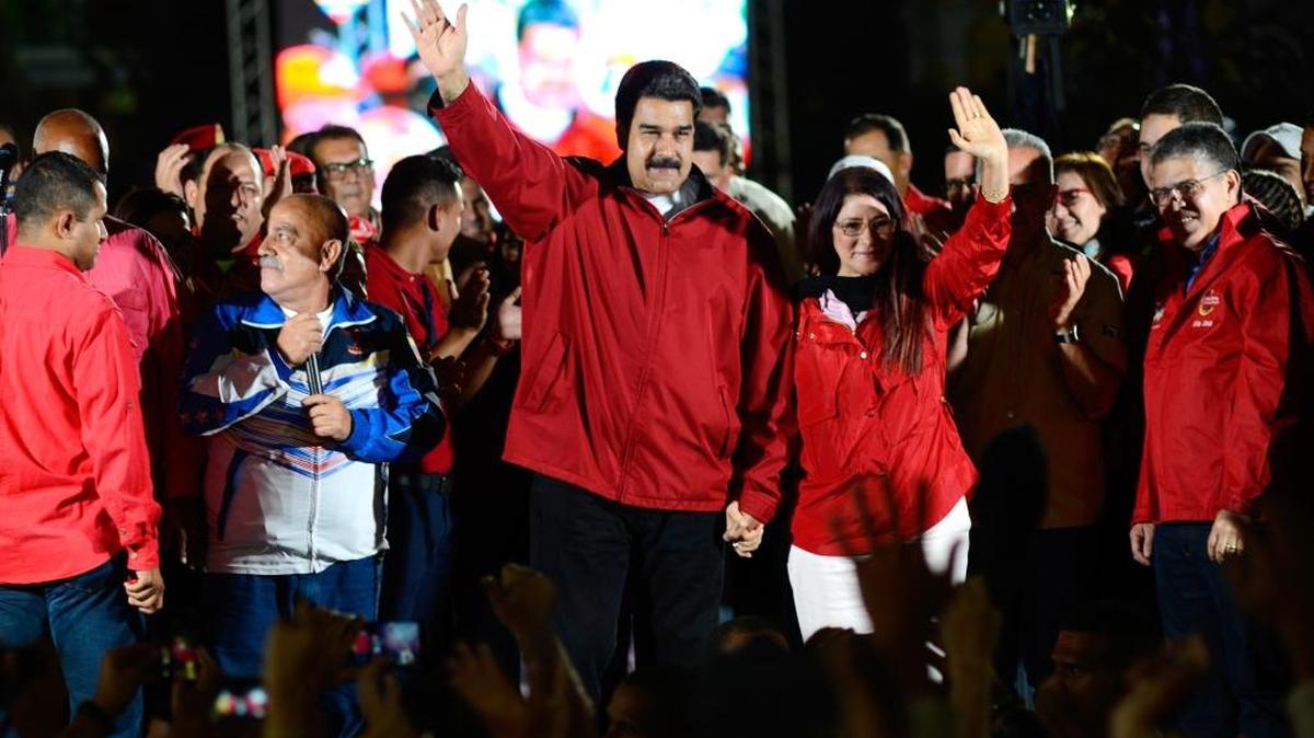 El gobernante venezolano Nicolás Maduro y su esposa Cilia Flores después de la votación para Asamblea Constituyente en la plaza Bolívar, en Caracas, el 31 de julio.