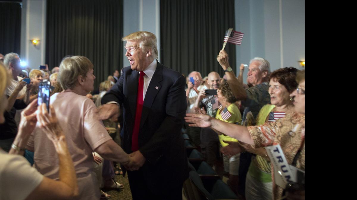 
El aspirante presidencial republicano Donald Trump saluda a sus simpatizantes en un acto de campaña en la localidad de Bluffton, en Carolina del Sur, el 21 de julio.
