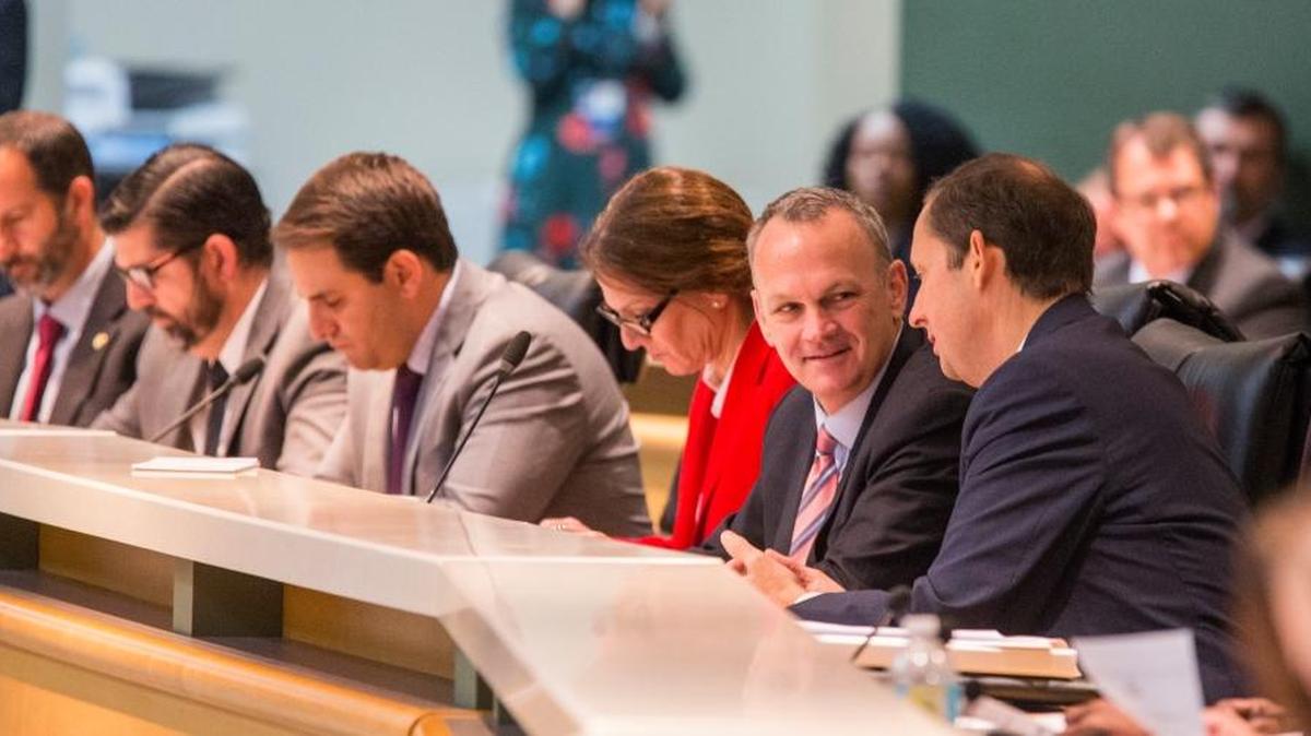 El presidente de la Cámara floridana, Richard Corcoran (segundo, der.), y el presidente del Senado, Joe Negrón (der.), trabajan en el presupuesto el viernes 5 de mayo, en el Capitolio floridano en Tallahassee.