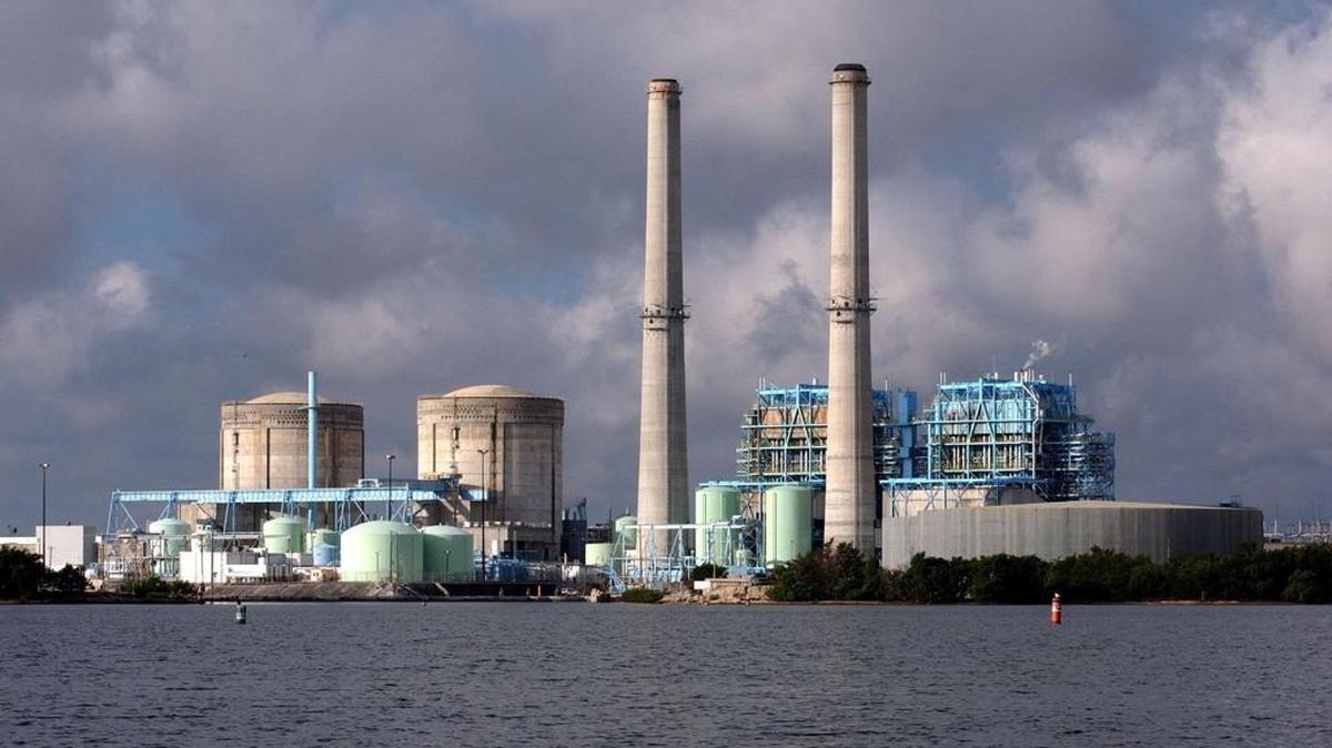 La planta nuclear de Turkey Point, en la bahía de Biscayne. Un estudio reciente halló tritio en las aguas, un isótopo radioactivo del hidrógeno, que se usa como combustible nuclear.