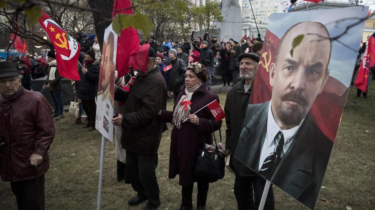 Miembros del Partido Comunista ruso conmemoran en Moscú el centenario de la Revolución de 1917.