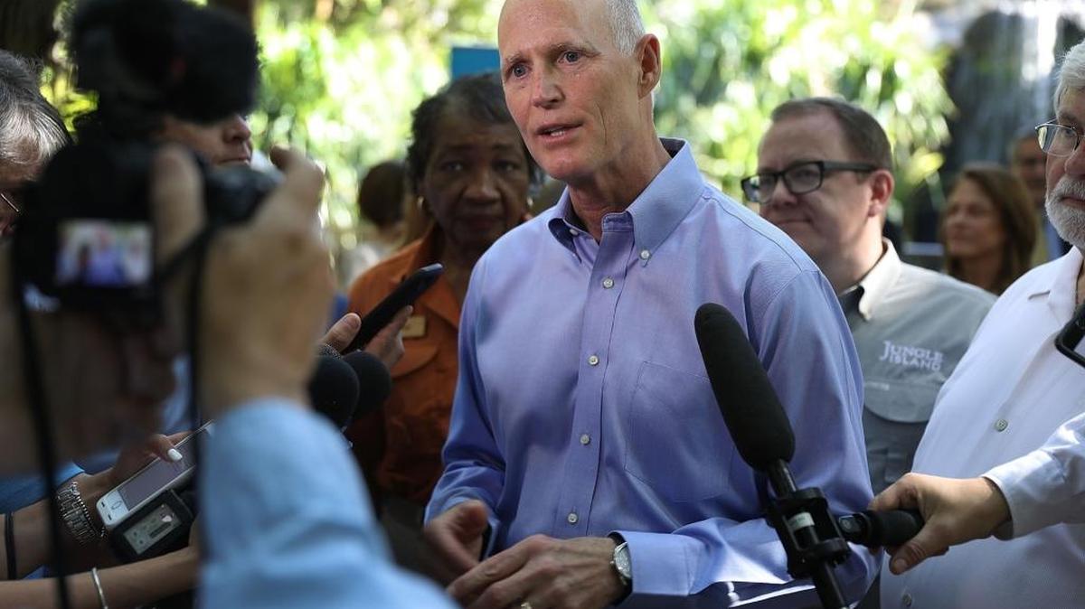 El gobernador de la Florida, Rick Scott, en una conferencia de prensa en Jungle Island, el 15 de mayo.