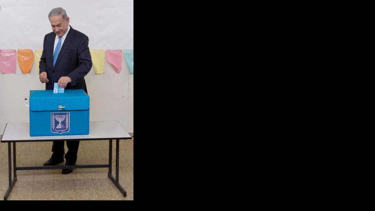 
El primer ministro de Israel, Benjamín Netanyahu, vota en las elecciones parlamentarias del martes pasado, en Jerusalén.
