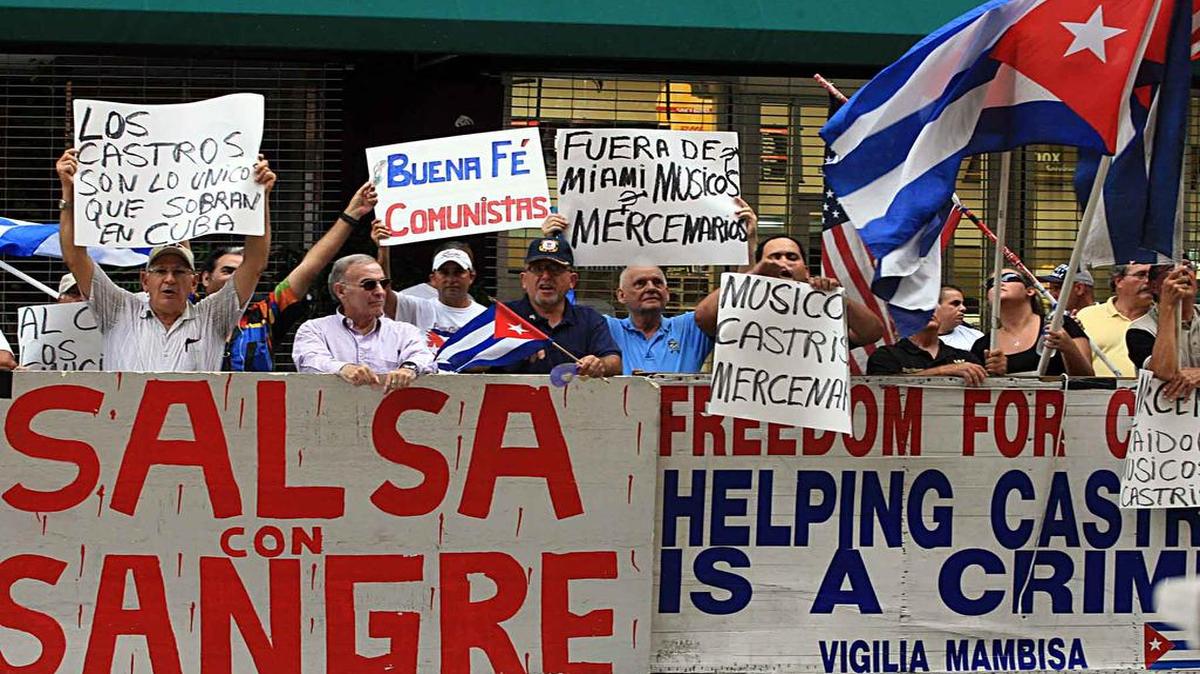 Un grupo de exiliados cubanos protesta por la presentación en Miami del grupo cubano Buena Fe en julio del 2010.