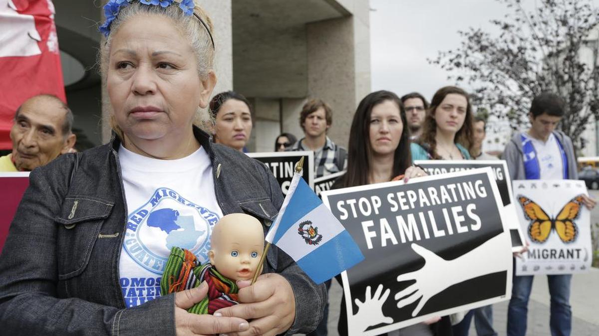 Inmigrantes centroamericanos impactados por las redadas contra indocumentados participan en una manifestación frente a un centro de detención en Los Angeles, el 17 de mayo. Las familias inmigrantes pidieron al gobierno de Obama una protección temporal.