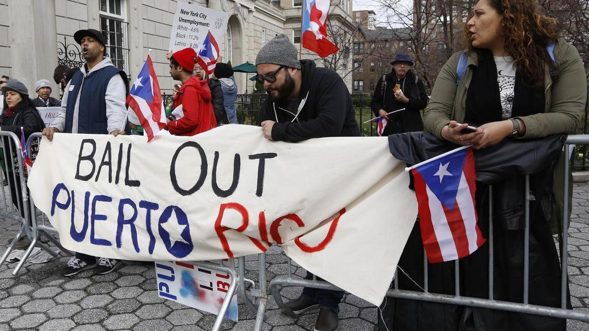 Un grupo de manifestantes protesta en Nueva York el 7 de abril contra la renuencia de la Reserva Federal de resolver el problema de la deuda de Puerto Rico, después del rescate bancario de la década pasada.