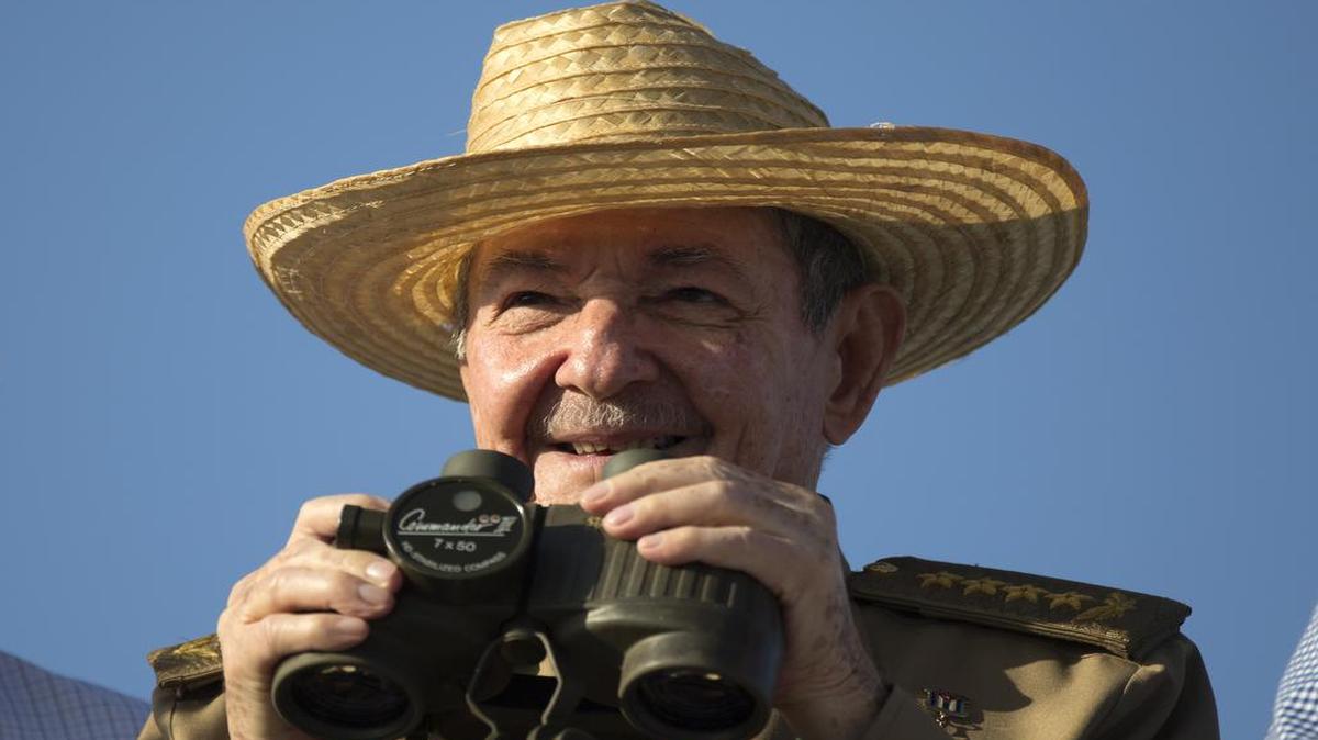 El gobernante cubano Raúl Castro usa unos binoculares durante el desfile por el Día de los Trabajadores en La Habana, el 1 de mayo del 2017.