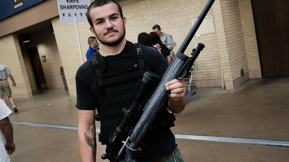 Un comprador exhibe su fusil en una feria de armas en la ciudad tejana de Fort Worth el sábado pasado, a raíz de la muerte de cinco policías en Dallas a manos de un francotirador.