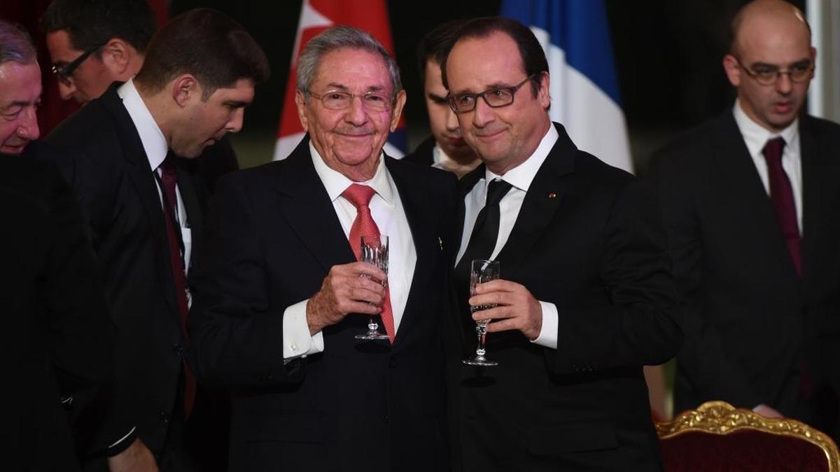 El gobernante cubano Raúl Castro, con el presidente de Francia, Francois Hollande (der.), en febrero de este año. A la izq., Raúl Guillermo Rodríguez Castro, nieto de Raúl y su escolta principal, quien ha sido nombrado al frente de la Dirección General de Seguridad Personal.
