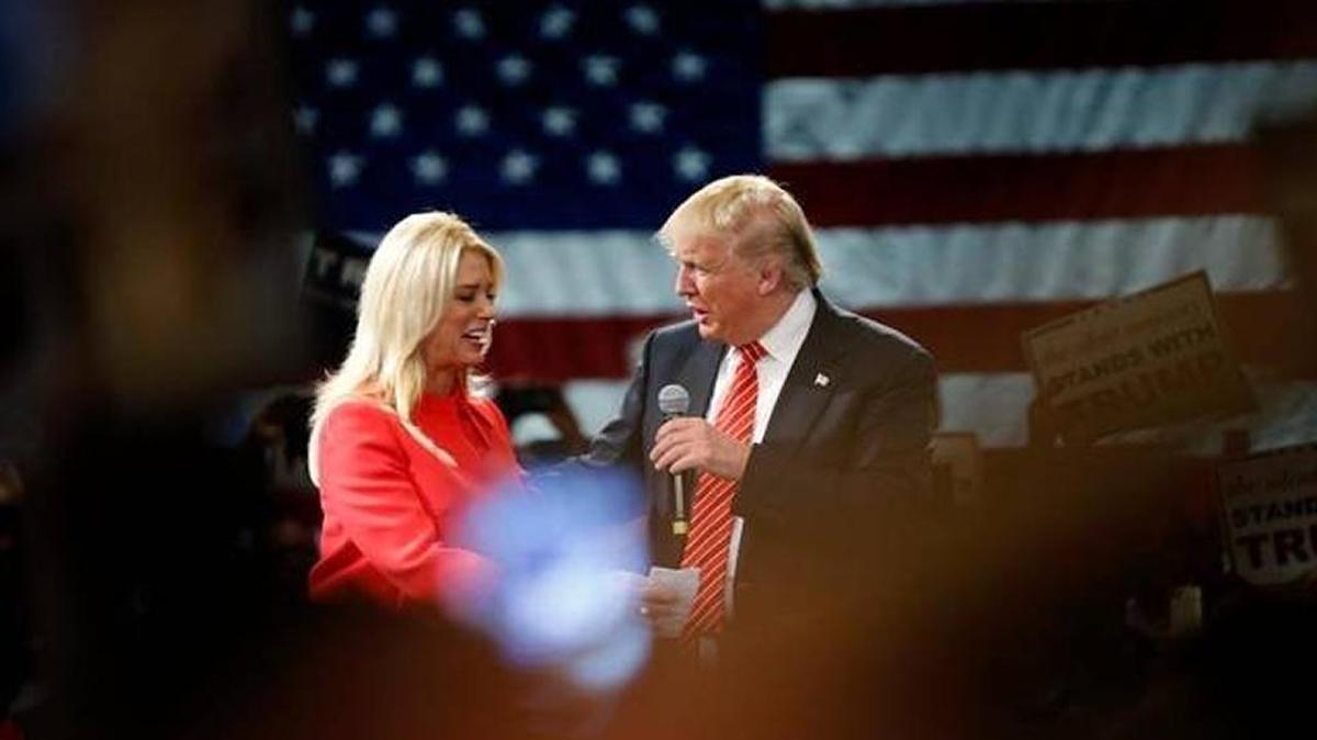 Pam Bondi, procuradora general de la Florida, y el candidato presidencial republicano Donald Trump. Bondi recibió una donación de $25,000 de la Universidad Trump.