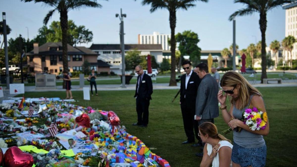 Varias personas visitan el memorial improvisado en los terrenos del Centro de Artes Escénicas Dr. Phillips, en Orlando, en recuerdo de las víctimas de la matanza cometida en el club Pulse.