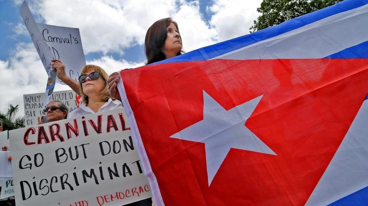 Norma Aguila (centro) protesta contra la prohibición de viajar a Cuba por mar de cubanos y cubanoamericanos, el 12 de abril en Miami.