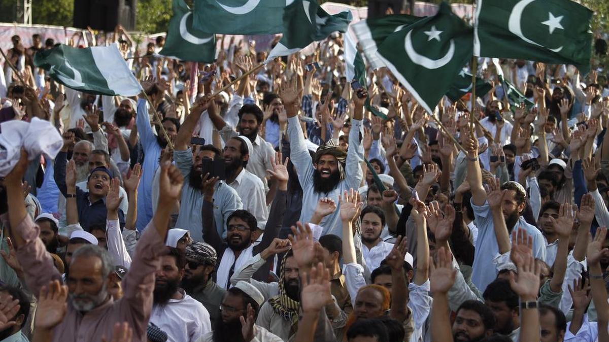Partidarios del Consejo de Defensa de Pakistán, una coalición de partidos islámicos, protestan el pasado junio en Islamabad contra los ataques norteamericanos con drones o aviones no tripulados.
