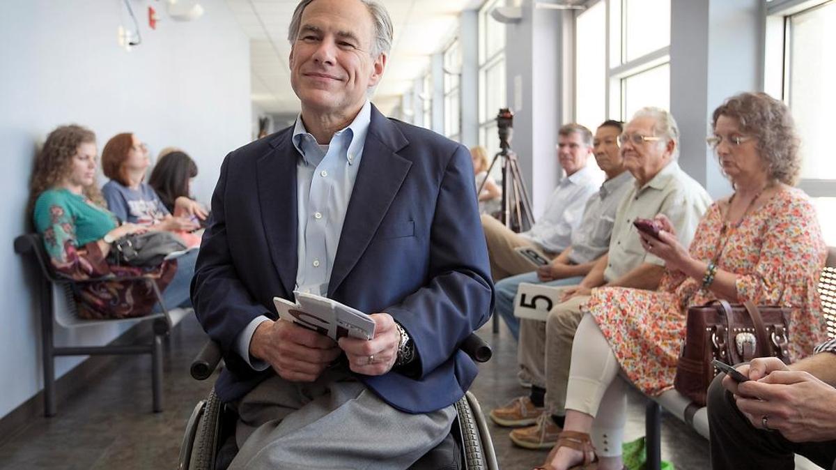 El gobernador de Texas Greg Abbott espera la selección del jurado en abril del 2015, junto a un grupo de potenciales jurados en Travis County Judicial Center en Austin, Texas.
