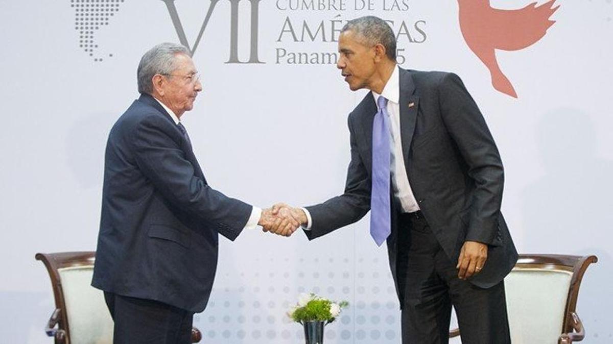 El gobernante cubano Raúl Castro y el presidente norteamericano Barack Obama en la Cumbre de las Américas en Panamá, en abril del 2015.