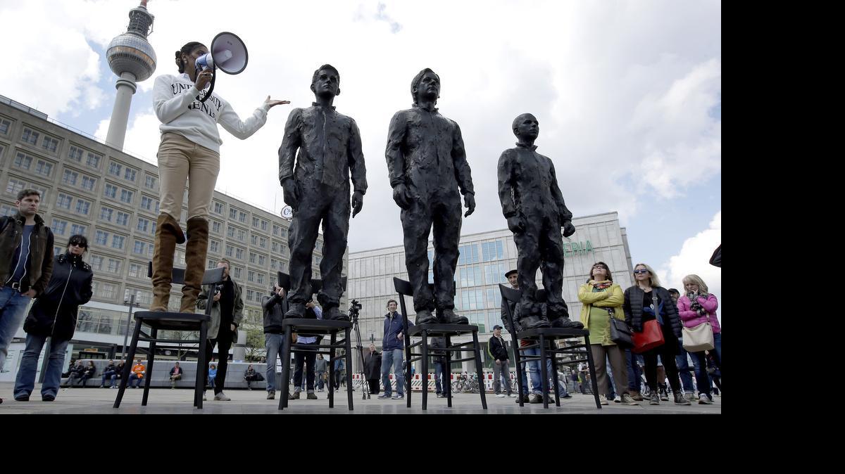 
Una mujer pronuncia un discurso en Berlín, el 1 de mayo, junto a un proyecto artístico llamado “¿Algo que decir?”, formado por las esculturas de Chelsea Manning, Julian Assange y Edward Snowden (desde la der.), que revelaron secretos del gobierno norteamericano.
