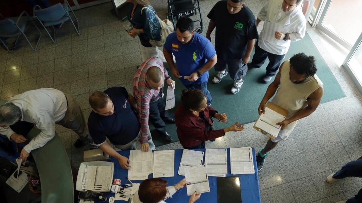 Un grupo de personas se registra para votar en el Departamento de Elecciones del Miami-Dade, en Doral, el miércoles 12. Un juez federal extendió el plazo para registrarse hasta el 18 de octubre.