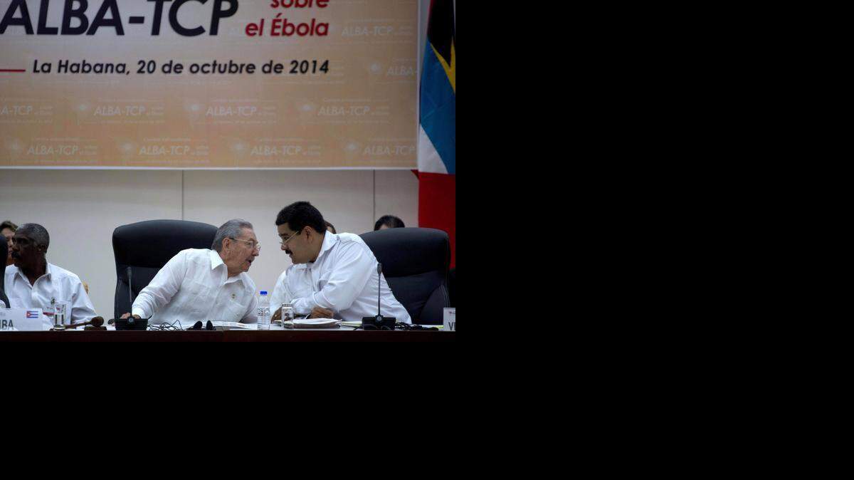 
El gobernante cubano Raúl Castro (centro) habla con el presidente de Venezuela, Nicolás Maduro, en una cumbre del ALBA en La Habana, el pasado octubre. Panamá invitó a Cuba a la Cumbre de las Américas del año próximo.

