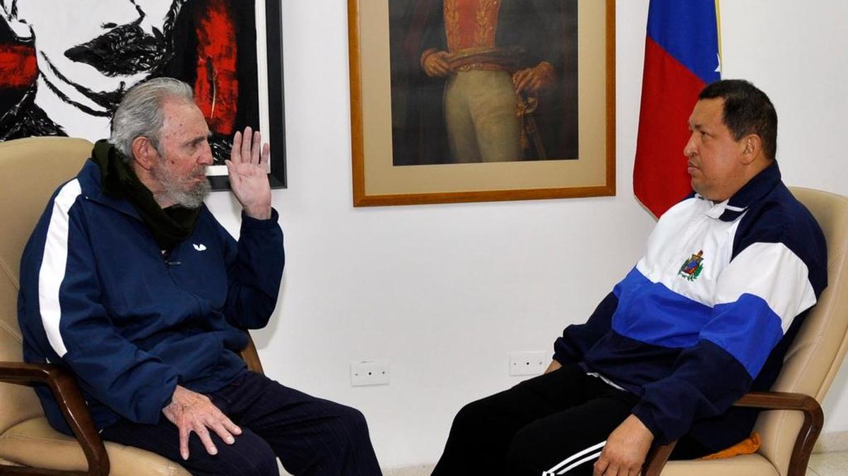 El ex gobernante cubano Fidel Castro conversa con el entonces presidente de Venezuela, Hugo Chávez, en un centro médico-quirúrgico de La Habana.